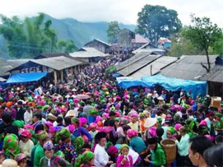 Chợ Cưới là chợ phiên đặc biệt của người dân tộc ở xã Tam Lộng, huyện Bình Xuyên, tỉnh Vĩnh Phúc họp vào ngày 25 tháng Chạp. Trai gái trong bản làng kéo tới đây rất đông, có cả bố mẹ hoặc ông bà đi theo để chứng kiến lời giao ước của họ. Họ có thể đã yêu nhau, hoặc đến chợ mới làm quen và tìm hiểu nhau. Nhiều lứa đôi đã nên vợ nên chồng ngay trong phiên chợ đặc biệt này Chợ Cưới là chợ phiên đặc biệt của người dân tộc ở xã Tam Lộng, huyện Bình Xuyên, tỉnh Vĩnh Phúc họp vào ngày 25 tháng Chạp. Trai gái trong bản làng kéo tới đây rất đông, có cả bố mẹ hoặc ông bà đi theo để chứng kiến lời giao ước của họ. Họ có thể đã yêu nhau, hoặc đến chợ mới làm quen và tìm hiểu nhau. Nhiều lứa đôi đã nên vợ nên chồng ngay trong phiên chợ đặc biệt này