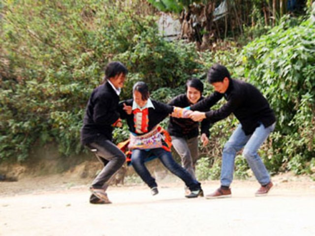 Theo phong tục, khi chàng trai (xã Vàng Ma Chải, huyện Phong Thổ, Lai Châu.) kéo thì cô gái phải chống đối, càng chống đối thì gia đình càng hạnh phúc, càng nhiều con cái. Tuy nhiên, vẫn còn một số đám kéo vợ đôi trai gái chưa có sự tìm hiểu trước hay sự đồng ý của cô gái mà các chàng trai gặp là “bắt” về nhà” Theo phong tục, khi chàng trai (xã Vàng Ma Chải, huyện Phong Thổ, Lai Châu.) kéo thì cô gái phải chống đối, càng chống đối thì gia đình càng hạnh phúc, càng nhiều con cái. Tuy nhiên, vẫn còn một số đám kéo vợ đôi trai gái chưa có sự tìm hiểu trước hay sự đồng ý của cô gái mà các chàng trai gặp là “bắt” về nhà”