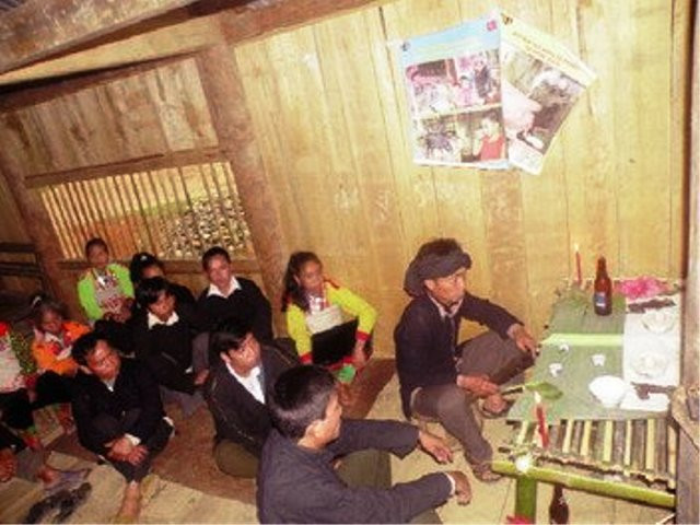 Người Mảng (Lai Châu) có tục lệ xăm cằm cho nam nữ thanh niên ở độ tuổi 12-18, đánh dấu sự trưởng thành của một con người trong cộng đồng. Tục xăm cằm tượng trưng cho sức mạnh của đấng tối cao che chở, giúp đỡ cho con người trước thế giới siêu nhiên cũng như cầu mong đức tính hiền dịu, đảm đang cho người phụ nữ. Người được xăm cằm cảm thấy tự hào, vui vẻ vì biết được sau nghi thức này mình đã trở thành người trưởng thành, có tiếng nói trong cộng đồng, dòng tộc, được mọi người tôn trọng hơn Người Mảng (Lai Châu) có tục lệ xăm cằm cho nam nữ thanh niên ở độ tuổi 12-18, đánh dấu sự trưởng thành của một con người trong cộng đồng. Tục xăm cằm tượng trưng cho sức mạnh của đấng tối cao che chở, giúp đỡ cho con người trước thế giới siêu nhiên cũng như cầu mong đức tính hiền dịu, đảm đang cho người phụ nữ. Người được xăm cằm cảm thấy tự hào, vui vẻ vì biết được sau nghi thức này mình đã trở thành người trưởng thành, có tiếng nói trong cộng đồng, dòng tộc, được mọi người tôn trọng hơn