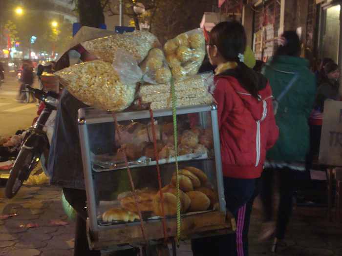 Người lao động mưu sinh bằng nghề bán hàng rong. Người lao động mưu sinh bằng nghề bán hàng rong.