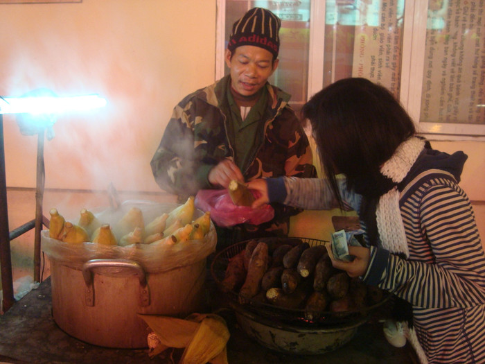 Hàng ngô luộc, khoai nướng những ngày đông rét mướt. Hàng ngô luộc, khoai nướng những ngày đông rét mướt.