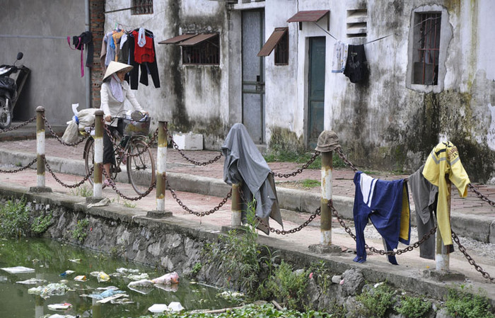 Hàng rào quanh hồ được dùng để phơi quần áo tạo lên sự nhếch nhác cho khuân viên của hồ. Hàng rào quanh hồ được dùng để phơi quần áo tạo lên sự nhếch nhác cho khuân viên của hồ.