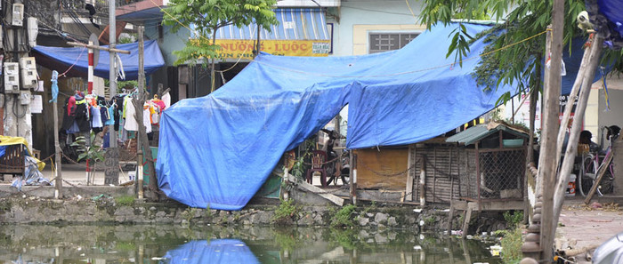 Hàng quán quanh hồ là nguyên chính dẫn tới tình trạng ô nhiễm. Hàng quán quanh hồ là nguyên chính dẫn tới tình trạng ô nhiễm.