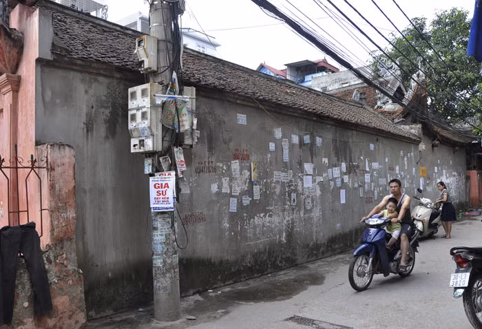 Tờ quảng cá dính nhan nhản trên tường quanh đình Phú Mỹ. Tờ quảng cá dính nhan nhản trên tường quanh đình Phú Mỹ.