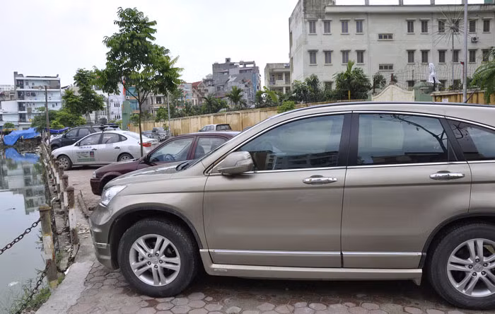 Vỉa hè quanh hồ không được sử dụng với mục đích giải trí cho người dân mà được dùng làm bãi đỗ xe. Vỉa hè quanh hồ không được sử dụng với mục đích giải trí cho người dân mà được dùng làm bãi đỗ xe.