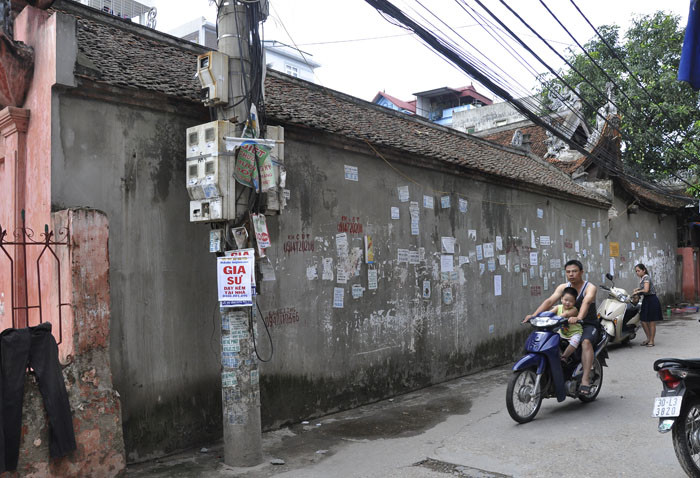 Tờ quảng cá dính nhan nhản trên tường quanh đình Phú Mỹ. Tờ quảng cá dính nhan nhản trên tường quanh đình Phú Mỹ.