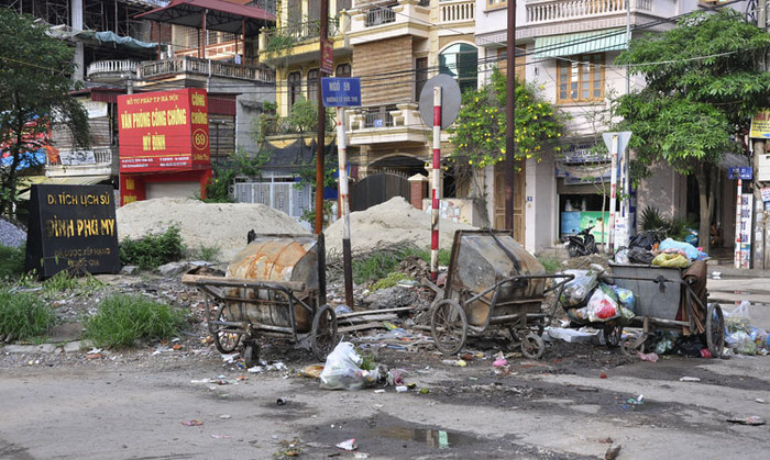 Khu tập kết rác của thôn Phú Mỹ nằm ngay cạnh bia xếp hạng công trình di tích lịch sử. Khu tập kết rác của thôn Phú Mỹ nằm ngay cạnh bia xếp hạng công trình di tích lịch sử.