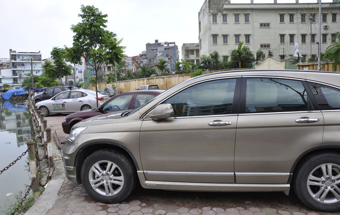 Vỉa hè quanh hồ không được sử dụng với mục đích giải trí cho người dân mà được dùng làm bãi đỗ xe. Vỉa hè quanh hồ không được sử dụng với mục đích giải trí cho người dân mà được dùng làm bãi đỗ xe.