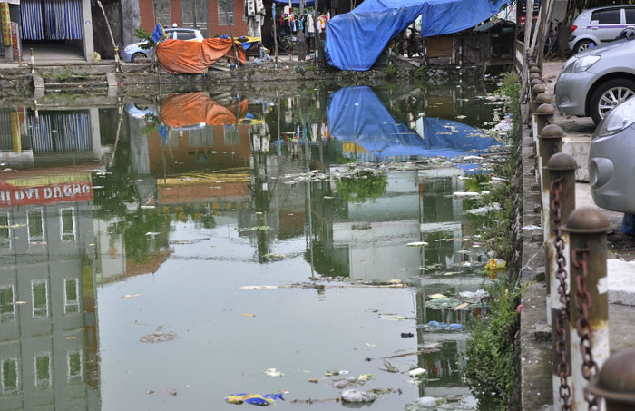 Mặt hồ bị bao phủ ngập các loại rác thải. Mặt hồ bị bao phủ ngập các loại rác thải.