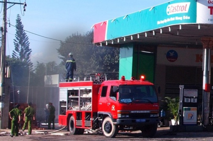 Lực lượng PCCH đến dập tắt vụ nổ Lực lượng PCCH đến dập tắt vụ nổ