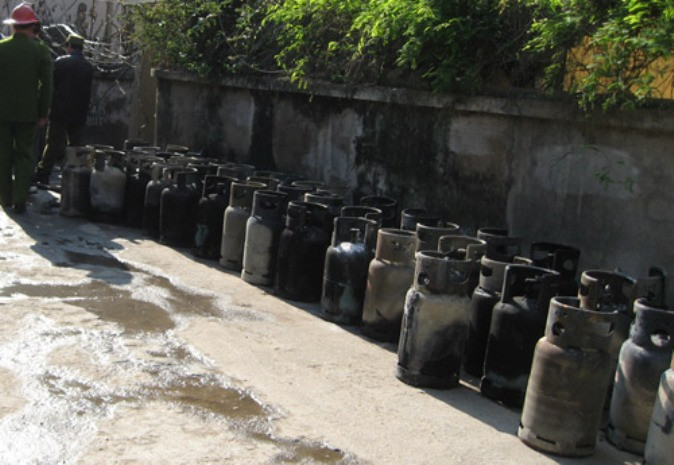 55 bình nga bị cháy hoàn toàn khi được mang ra ngoài 55 bình nga bị cháy hoàn toàn khi được mang ra ngoài