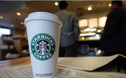 Ngoài các quán cà phê vỉa hè, Starbucks còn phải cạnh tranh với những thương hiệu toàn cầu lớn khi đặt chân vào thị trường Việt Nam, như Coffee Bean & Tea Leaf của Mỹ hay Gloria Jean’s Coffees của Australia. Ngoài các quán cà phê vỉa hè, Starbucks còn phải cạnh tranh với những thương hiệu toàn cầu lớn khi đặt chân vào thị trường Việt Nam, như Coffee Bean & Tea Leaf của Mỹ hay Gloria Jean’s Coffees của Australia.