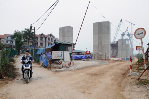 Công trường ở phường Nhật Tân bị chia cắt bởi một con ngõ mới hình thành. Công trường ở phường Nhật Tân bị chia cắt bởi một con ngõ mới hình thành.