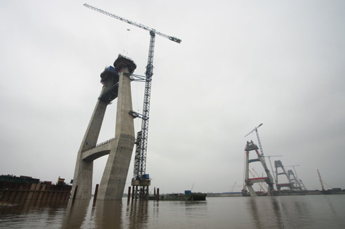 Cầu Nhật Tân hoàn thành sẽ kết nối Hà Nội với các tỉnh phía bắc, rút ngắn tuyến đường từ trung tâm đến sân bay quốc tế Nội Bài. Dự án có tổng mức đầu tư 13.600 tỷ đồng, gồm vốn vay từ Cơ quan hợp tác quốc tế Nhật Bản (JICA) và vốn đối ứng của Chính phủ Việt Nam cho phần xây dựng cầu và đường. Nguồn vốn cho công tác giải phóng mặt bằng và nhà tái định cư từ ngân sách Hà Nội. Cầu Nhật Tân hoàn thành sẽ kết nối Hà Nội với các tỉnh phía bắc, rút ngắn tuyến đường từ trung tâm đến sân bay quốc tế Nội Bài. Dự án có tổng mức đầu tư 13.600 tỷ đồng, gồm vốn vay từ Cơ quan hợp tác quốc tế Nhật Bản (JICA) và vốn đối ứng của Chính phủ Việt Nam cho phần xây dựng cầu và đường. Nguồn vốn cho công tác giải phóng mặt bằng và nhà tái định cư từ ngân sách Hà Nội.