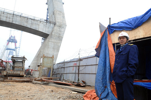 Chân công trình vắng vẻ công nhân, chỉ có một vài nhân viên bảo vệ chạy ra khi thấy người lạ. Chân công trình vắng vẻ công nhân, chỉ có một vài nhân viên bảo vệ chạy ra khi thấy người lạ.