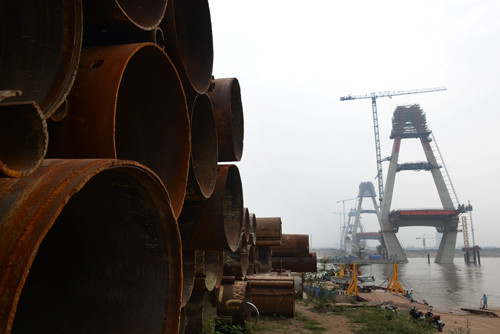 Trên bờ, vật liệu xây dựng chất đống. Trên bờ, vật liệu xây dựng chất đống.