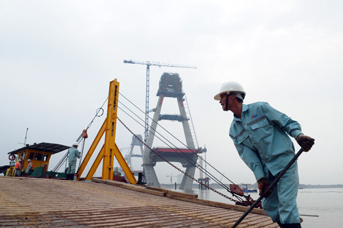 Đầu cầu hướng xã Vĩnh Ngọc, huyện Đông Anh, một số công nhân đẩy xà lan không hàng ra sông. Đầu cầu hướng xã Vĩnh Ngọc, huyện Đông Anh, một số công nhân đẩy xà lan không hàng ra sông.