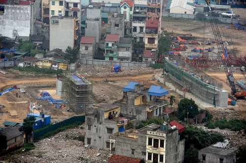 Sáng 24/1, đoạn thi công đường dẫn lên cầu hướng quận Tây Hồ vẫn ngổn ngang. Khởi công tháng 9/2011 và được yêu cầu hoàn thành tháng 5/2014, sau gần 10 lần bàn giao mặt bằng, cuối năm 2012, gói thầu này vẫn vướng khoảng 2,3 ha đất của 280 hộ dân ở nút giao Phú Thượng. Sáng 24/1, đoạn thi công đường dẫn lên cầu hướng quận Tây Hồ vẫn ngổn ngang. Khởi công tháng 9/2011 và được yêu cầu hoàn thành tháng 5/2014, sau gần 10 lần bàn giao mặt bằng, cuối năm 2012, gói thầu này vẫn vướng khoảng 2,3 ha đất của 280 hộ dân ở nút giao Phú Thượng.