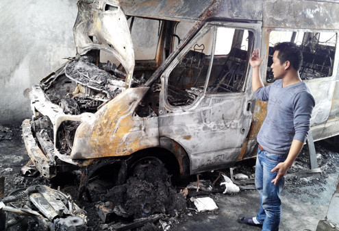 Chiếc xe Ford cháy trơ khung. Ảnh: LHQ