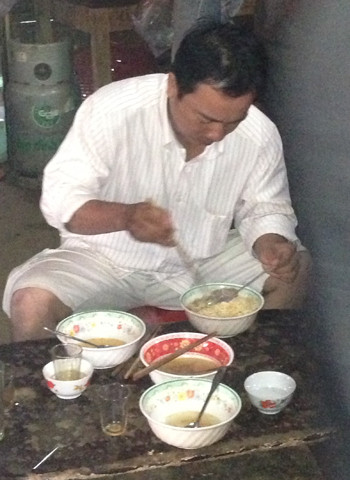 Lúc 6h sáng, một số bà con đói quá đã ghé vào nhà dân mua mì tôm ăn, một tô mỳ tôm được bán 20 ngàn đồng, nhưng vẫn không đủ cung cấp vì số người quá đông.