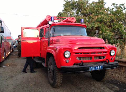 Đến 8h sáng 16/1, lực lượng công an giao thông xuất hiện, và đến 9h30, đoàn xe mới bắt đầu nhúc nhích di chuyển. Như vậy với đoạn đường gần 400 km, tôi phải đi từ 18h30 đến 16h ngày hôm sau mới đến HCM, gần 1 ngày 1 đêm. Đoạn đường từ Kiến Đức đến Cây Chanh đã hư hỏng trầm trọng từ nhiều năm nay nhưng chưa được sửa chữa.