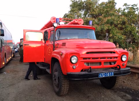 Đến 8h sáng 16/1, lực lượng công an giao thông xuất hiện, và đến 9h30, đoàn xe mới bắt đầu nhúc nhích di chuyển. Như vậy với đoạn đường gần 400 km, tôi phải đi từ 18h30 đến 16h ngày hôm sau mới đến HCM, gần 1 ngày 1 đêm. Đoạn đường từ Kiến Đức đến Cây Chanh đã hư hỏng trầm trọng từ nhiều năm nay nhưng chưa được sửa chữa.