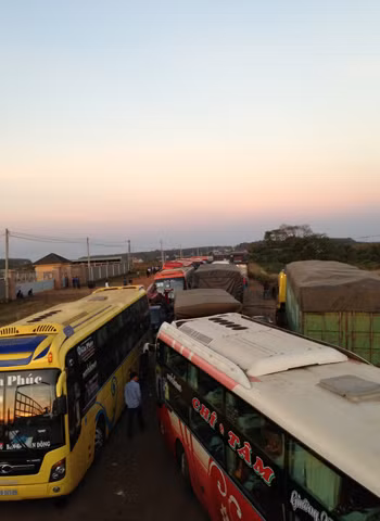 Từ 12h khuya đến 8 giờ sáng, hơn 20km liên tiếp, hàng ngàn xe chỉ biết đứng yên tại chỗ không nhúc nhích được.