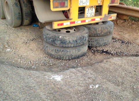 Một số người dân cho biết nguyên nhân là do chiếc xe tải 81C- 017.37 bị hỏng do đâm trúng ổ gà.