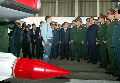 Thủ tướng Nguyễn Tấn Dũng nghe giới thiệu về tính năng kỹ chiến thuật của máy bay Su-30MK2-. Thủ tướng Nguyễn Tấn Dũng nghe giới thiệu về tính năng kỹ chiến thuật của máy bay Su-30MK2-.