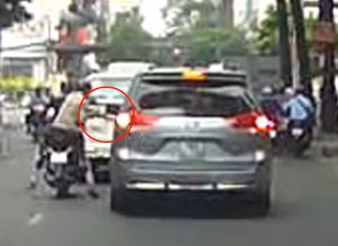 Đại và đồng bọn cướp gương bị camera ghi lại. Đại và đồng bọn cướp gương bị camera ghi lại.