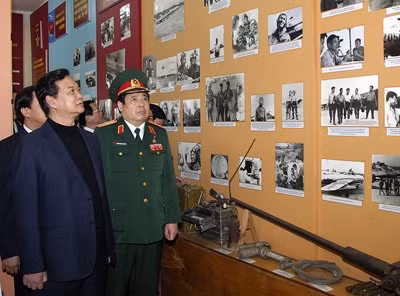 Thủ tướng Nguyễn Tấn Dũng thăm phòng truyền thống của Trung đoàn Không quân 923.