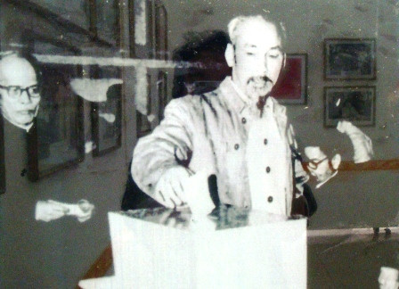 Chủ tịch Hồ Chí Minh bỏ phiếu bầu cử. Ảnh tư liệu