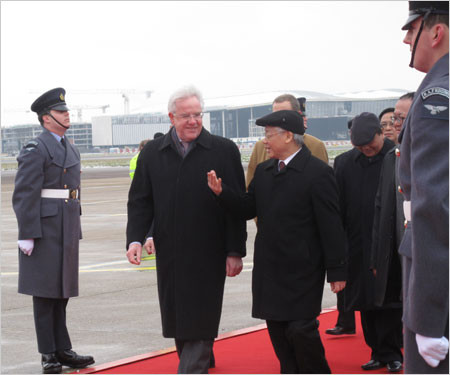 Đại diện cấp cao Chính phủ Anh đón Tổng Bí thư Nguyễn Phú Trọng Đại diện cấp cao Chính phủ Anh đón Tổng Bí thư Nguyễn Phú Trọng