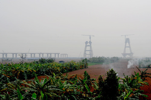 Công trình đường dẫn và cầu Nhật Tân bắc qua sông Hồng có đầu phía bắc thuộc xã Vĩnh Ngọc (Đông Anh) phía nam thuộc phường Phú Thượng (Tây Hồ). Đây là cây cầu thứ 7 bắc qua sông Hồng, kết cấu nhịp cầu chính theo dạng dây văng nhiều nhịp với 5 trụ tháp hình thoi và 6 nhịp dây văng. Công trình đường dẫn và cầu Nhật Tân bắc qua sông Hồng có đầu phía bắc thuộc xã Vĩnh Ngọc (Đông Anh) phía nam thuộc phường Phú Thượng (Tây Hồ). Đây là cây cầu thứ 7 bắc qua sông Hồng, kết cấu nhịp cầu chính theo dạng dây văng nhiều nhịp với 5 trụ tháp hình thoi và 6 nhịp dây văng.