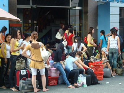 Các cô gái được giải cứu khỏi điểm mát xa Tân Hoàng Phát (TPHCM). Ảnh: Hữu Vinh.