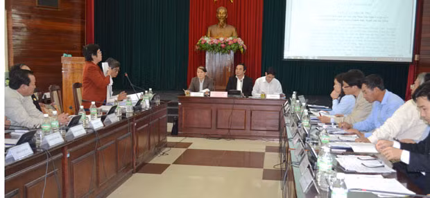 Lãnh đạo thành phố và các cơ quan chức năng lắng nghe các hộ khiếu nại, tố cáo trình bày ý kiến. Ảnh: ĐOÀN LƯƠNG