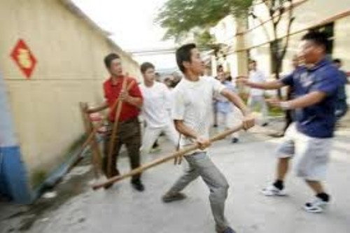 Các đối tượng vây đánh nạn nhân đến chết do không chịu đưa tiền xin đểu (Ảnh minh họa). Các đối tượng vây đánh nạn nhân đến chết do không chịu đưa tiền xin đểu (Ảnh minh họa).