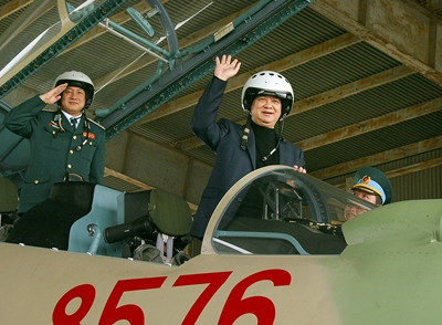 Thủ tướng Nguyễn Tấn Dũng thị sát máy bay Su-30MK2, loại máy bay tiêm kích đa năng, hiện đại. Thủ tướng Nguyễn Tấn Dũng thị sát máy bay Su-30MK2, loại máy bay tiêm kích đa năng, hiện đại.