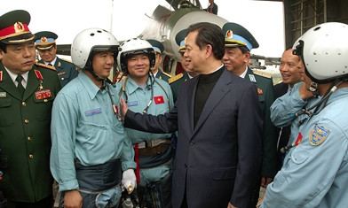 Thủ tướng Nguyễn Tấn Dũng trò chuyện với các phi công lái máy bay Su-30MK2 . Thủ tướng Nguyễn Tấn Dũng trò chuyện với các phi công lái máy bay Su-30MK2 .