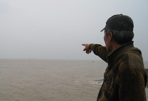 Vùng biển nơi con tàu hoang được neo đậu sau khi đưa về Thanh Hóa. Ảnh: Lê Hoàng Vùng biển nơi con tàu hoang được neo đậu sau khi đưa về Thanh Hóa. Ảnh: Lê Hoàng