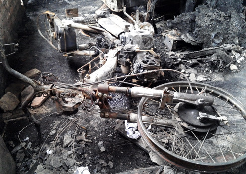 Xe Wave dựng cạnh ôtô cũng bị thiêu rụi. Ảnh: LHQ