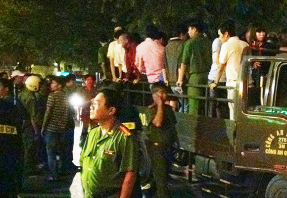 113 người có mặt tại Diamond Club bị đưa về công an Q.1 để phân loại, xử lý 113 người có mặt tại Diamond Club bị đưa về công an Q.1 để phân loại, xử lý