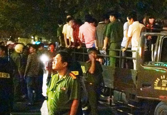 113 người có mặt tại Diamond Club bị đưa về công an Q.1 để phân loại, xử lý