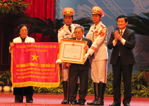 Hai đoàn đàm phán Việt Nam Dân chủ Cộng hòa và Chính phủ cách mạng lâm thời Cộng hòa miền Nam Việt Nam được nhận danh hiệu anh hùng lực lượng vũ trang nhân dân. Ảnh: Hoàng Thùy. Hai đoàn đàm phán Việt Nam Dân chủ Cộng hòa và Chính phủ cách mạng lâm thời Cộng hòa miền Nam Việt Nam được nhận danh hiệu anh hùng lực lượng vũ trang nhân dân. Ảnh: Hoàng Thùy.