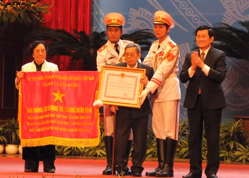 Hai đoàn đàm phán Việt Nam Dân chủ Cộng hòa và Chính phủ cách mạng lâm thời Cộng hòa miền Nam Việt Nam được nhận danh hiệu anh hùng lực lượng vũ trang nhân dân. Ảnh: Hoàng Thùy.