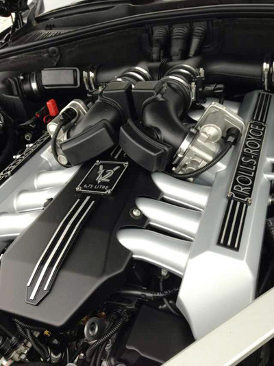 Bên trong cabin, hệ thống dẫn đường vệ tinh cập nhật bản đồ 3D, địa hình phong cảnh, hướng dẫn du lịch và các điểm nổi bật cũng được quan tâm, tất cả được hiện thị qua màn hình rộng 8,8 inch. Mặt trước sau và hệ thống camera quan sát trước cũng được Rolls-Royce cải tiến. Bên trong cabin, hệ thống dẫn đường vệ tinh cập nhật bản đồ 3D, địa hình phong cảnh, hướng dẫn du lịch và các điểm nổi bật cũng được quan tâm, tất cả được hiện thị qua màn hình rộng 8,8 inch. Mặt trước sau và hệ thống camera quan sát trước cũng được Rolls-Royce cải tiến.