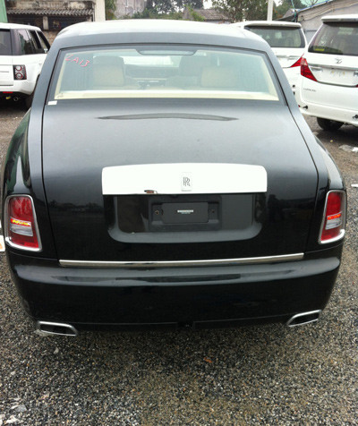 Động cơ 6,75 V12 với mô-men xoắn 720 Nm. Mẫu siêu sang có thể tăng tốc từ 0 lên 100 km/h sau 5,7 giây trước khi đạt tốc độ tối đa 240 km/h. Động cơ 6,75 V12 với mô-men xoắn 720 Nm. Mẫu siêu sang có thể tăng tốc từ 0 lên 100 km/h sau 5,7 giây trước khi đạt tốc độ tối đa 240 km/h.