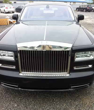 Phantom 2013 vẫn giữ kiểu thiết kế truyền thống đặc trưng nhưng đã được làm mới một số chi tiết. Thay đổi dễ nhận ra nhất là đèn pha LED mới, cụm đèn tròn phía dưới thay bằng dải LED mỏng. Phần thấp hơn của ba-đờ-sốc trước sau cũng được hoàn thiện trong sự điều chỉnh ngoại thất. Phantom 2013 vẫn giữ kiểu thiết kế truyền thống đặc trưng nhưng đã được làm mới một số chi tiết. Thay đổi dễ nhận ra nhất là đèn pha LED mới, cụm đèn tròn phía dưới thay bằng dải LED mỏng. Phần thấp hơn của ba-đờ-sốc trước sau cũng được hoàn thiện trong sự điều chỉnh ngoại thất.