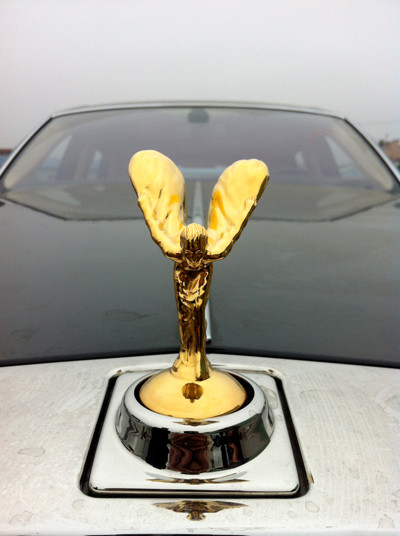 Mẫu siêu sang xuất hiện ở Việt Nam với logo làm bằng vàng và vẫn thuộc dạng "thò thụt". Mẫu siêu sang xuất hiện ở Việt Nam với logo làm bằng vàng và vẫn thuộc dạng "thò thụt".