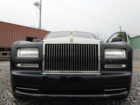 Rolls-Royce Phantom với logo bằng vàng thuộc đời 2013. Rolls-Royce Phantom với logo bằng vàng thuộc đời 2013.